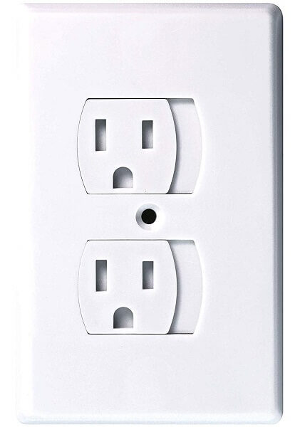 Self closing outlet covers